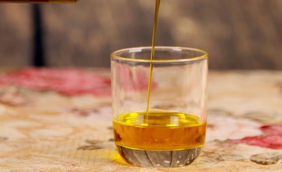 食用亞麻籽油能改善女性經(jīng)前綜合癥 亞麻籽油的食用方法